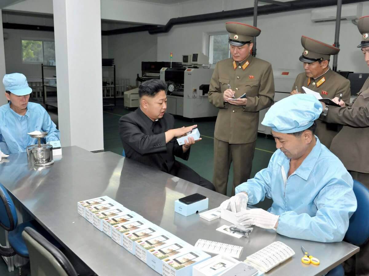 Kim Jong-un visita la fábrica de copias de iphone norcoreana
