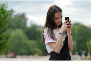 mujer tomando fotos